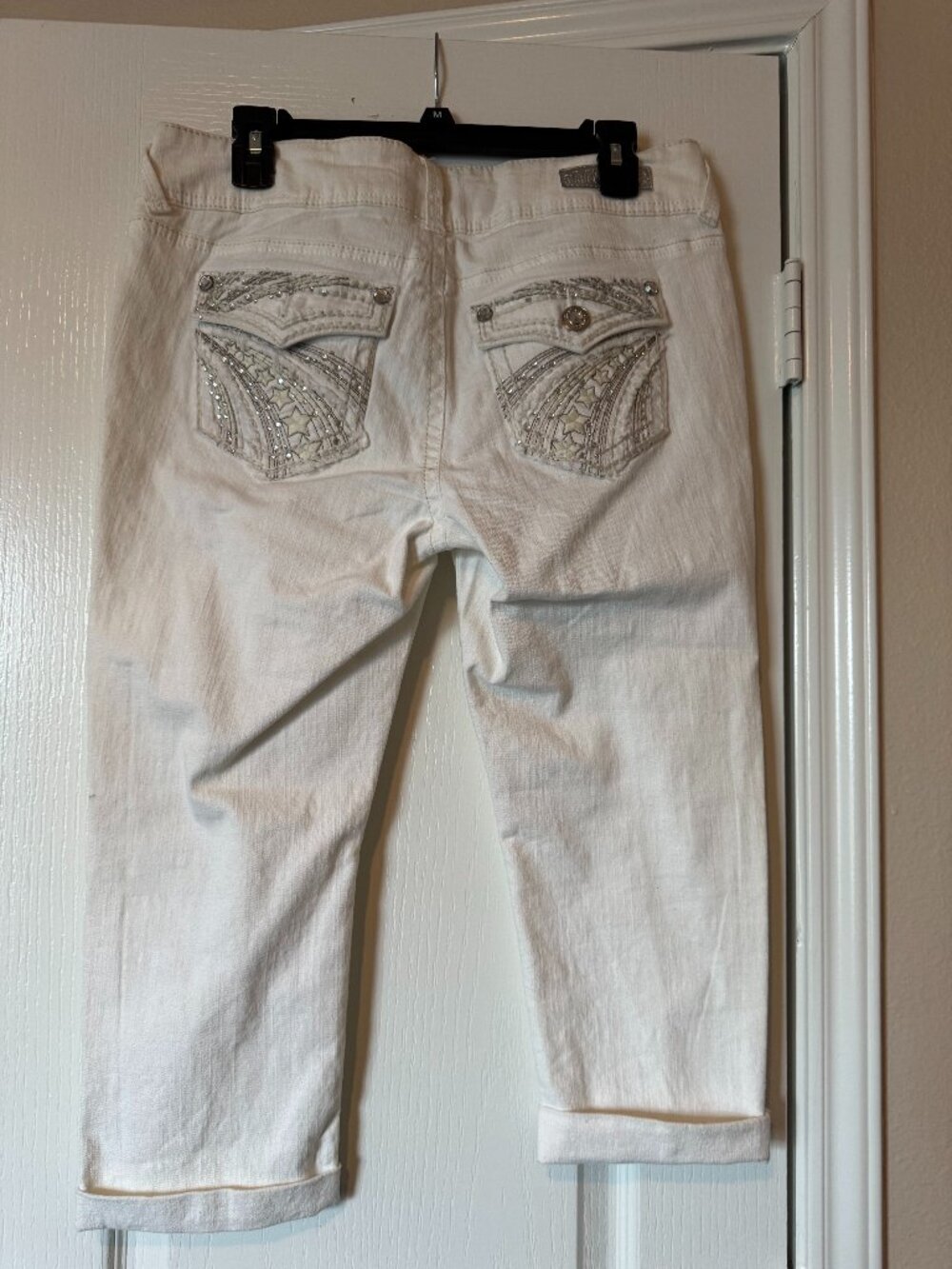 Adorable White capris with bling on pockets Size 9